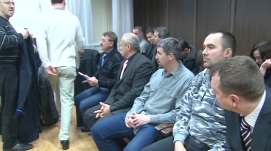 Obalovaní policisté ped Obvodním soudem pro Prahu 1 (30. 1. 2013)