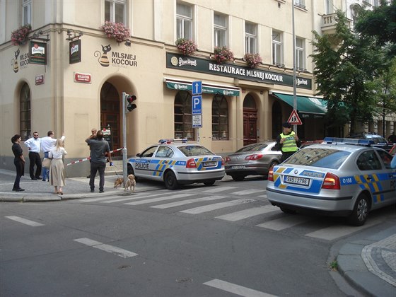 Belgická ulice na Vinohradech je uzavena kvli anonymnímu telefonátu, který...