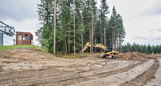 Ve Skiareálu Lipno staví novou sjezdovku, která bude dlouhá 1 200 metr.