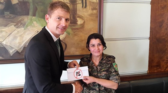 Europoslanec Petr Mach finann podpoil velitelku kurdských enských jednotek...
