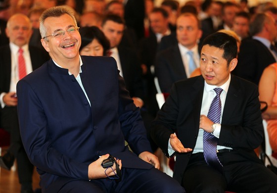 Jaroslav Tvrdík a Tian Guoli pi slavnostním otevení poboky Bank of China v...