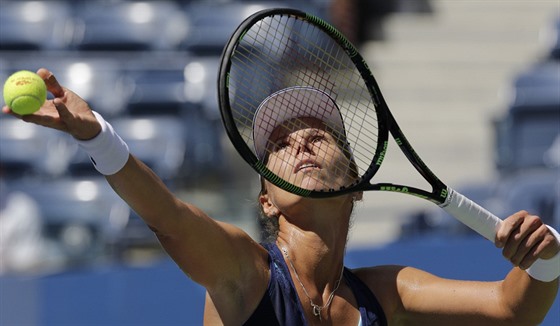 Varvara Lepchenková servíruje v osmifinále US Open.