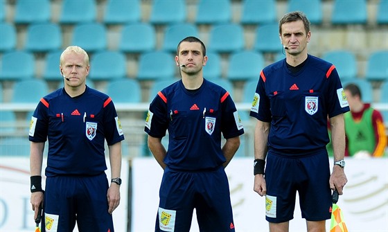 Rozhodí (zleva) David Hock, Martin Nenadál a Antonín Kordula ped utkáním.