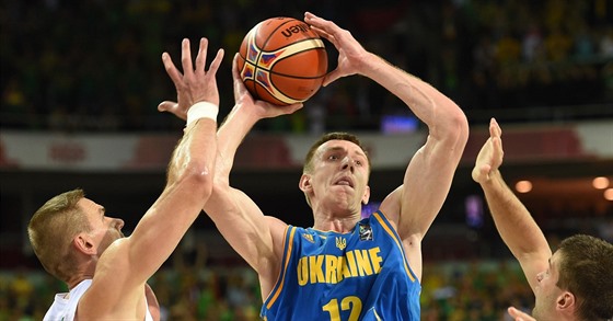Ukrajinský basketbalista Maxym Kornijenko získal mí.