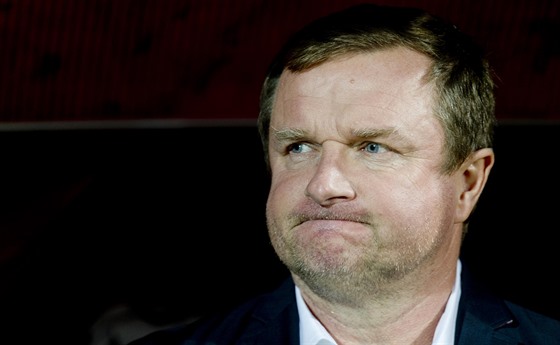 UTRÁPENÝ POHLED. Trenér eských fotbalist Pavel Vrba má pi sledování zápasu...