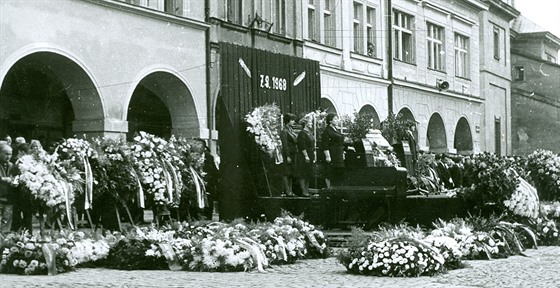 S obmi ádní polského vojáka se v Jiín pily rozlouit tyi tisíce lidí.