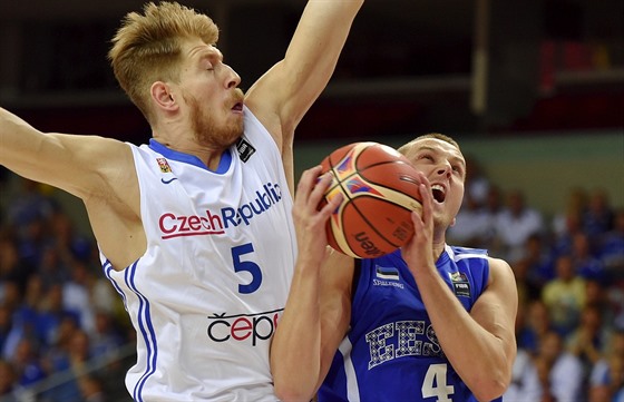 eský basketbalista Patrik Auda (vlevo) brání  Tanela Sokka z Estonska.