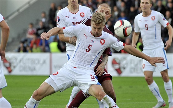 eský fotbalista Václav Procházka bránný  Denissem Rakelsem.