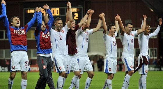 etí fotbalisté se radují z vítzství v Lotysku a postupu na EURO 2016 do...