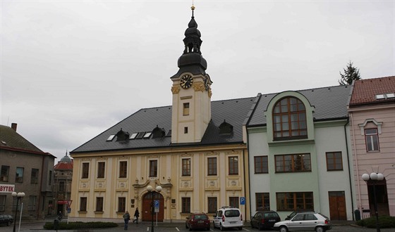 Vedení kojetínské radnice (na snímku její budova) se snaí zmírnit rasové naptí, které se ve mst stále stupuje a jedním z dvod je i nedávný útok skupiny Rom na plavíka na místním koupaliti.