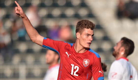 Patrik Schick z eské jedenadvacítky slaví svj gól proti Malt.