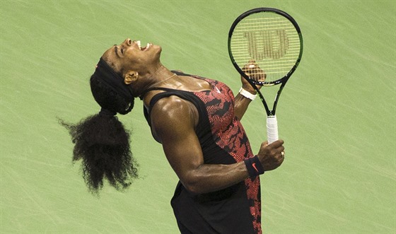 JÁ TO DOKÁZALA. Obvykle Serena Williamsová s emocemi po zápasech se sestrou...