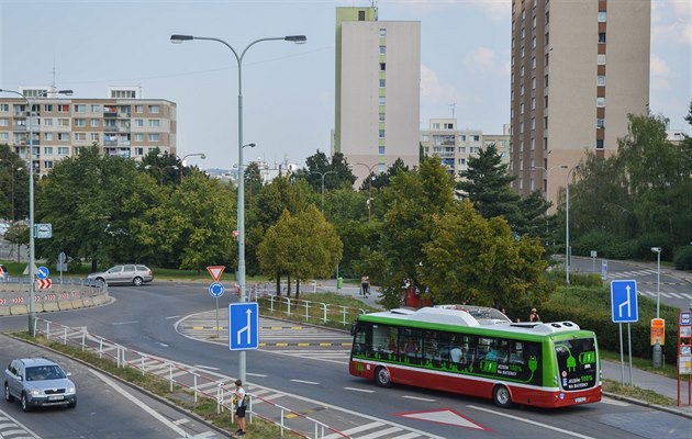 Elektrobus na lince 213 vyjídí ze zastávky Metodjova na Jiním Mst.