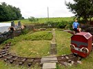 MIloš Špecinger provozuje v Poličce zahradní železnici.