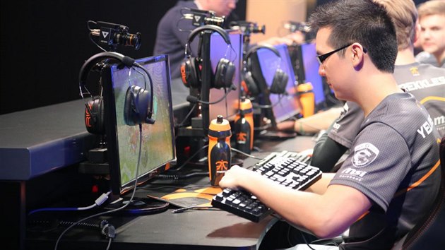 Příprava týmu Fnatic před profesionálním zápasem. Hráči mají i týmové dresy. Příprava týmu Fnatic před profesionálním zápasem. Hráči mají i týmové dresy.