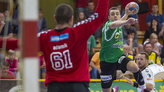 Jan Zahradníček ze Zubří v náskoku před brankářem Lovosic Arturem Adamíkem. Jan Zahradníček ze Zubří v náskoku před brankářem Lovosic Arturem Adamíkem.