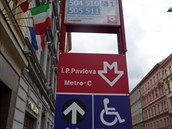 Informační tabule k bezbariérovému výtahu ve stanici metra I. P. Pavlova.