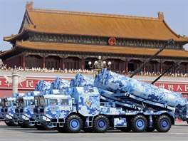 Pekingem hmla armádní pehlídka, ína si pipomnla konec války (3. záí 2015)