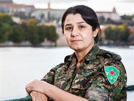 Nesrin Abdullah, nelnice kurdskch enskch milic, se v Praze zastnila...
