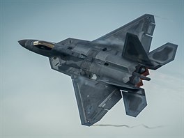 Americk letoun F-22 Raptor po startu ze zkladny mari v Estonsku