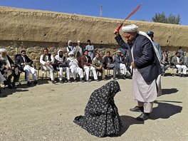 TREST. Afghánský soudce biuje enu za pihlíení davu v provincii Ghor. enu a...