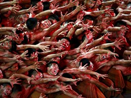 VÝROÍ VÁLKY. Taneníci v Pekingu vystupující na galaveeru pi píleitosti...