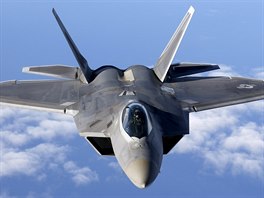 Sthac letoun F-22 Raptor nad Baltskm moem. Letoun je jedinou operan...