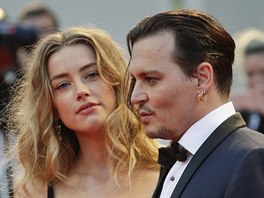 Johny Depp s Amber Heardovou v Bentkch. (2015)