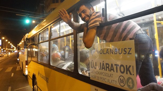 Sbohem! Migranti opout v autobusech Maarsko. (5. z 2015)