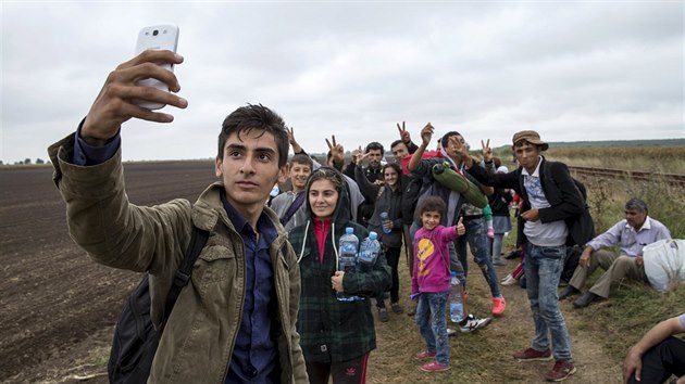 Migranti z Kobani si fot selfie na hranicch Srbska a Maarska. (5.z 2015)