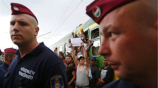 Na ndra v maarskm Bicske vypukl potyky mezi uprchlky a policisty, kte se je snaili dostat z vlaku do mstnho uprchlickho tbora (3. z 2015)