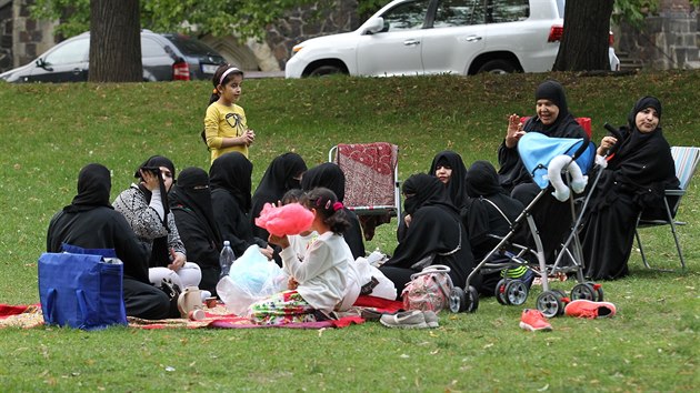 Obyvatel Teplic si u na ptomnost zahalench en zvykli. Vad jim vak nepodek, kter po sob klientela lzn v parcch zanechv, a v poslednch dnech tak odpalovn pyrotechniky arabskou mlde.