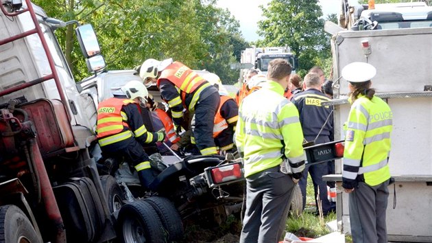 Nehoda tahae a dodvky uzavela na dv hodiny silnici mezi Bochovem a Hlinkami na Karlovarsku.