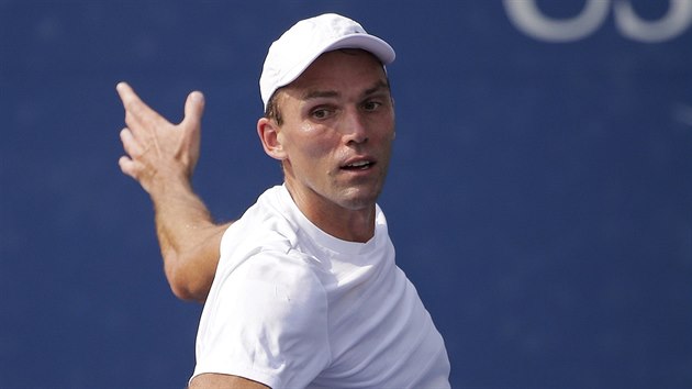 Chorvatsk tenista Ivo Karlovi v utkn 2. kola US Open proti Veselmu.