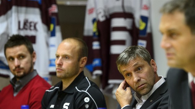 Trenér Josef Janda (druhý zprava) na tiskové konferenci hokejové Sparty ped...