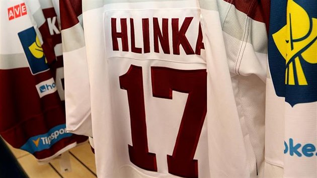 KAPITN. Nov dres kapitna hokejov Sparty Jaroslava Hlinky vis v O2 aren.