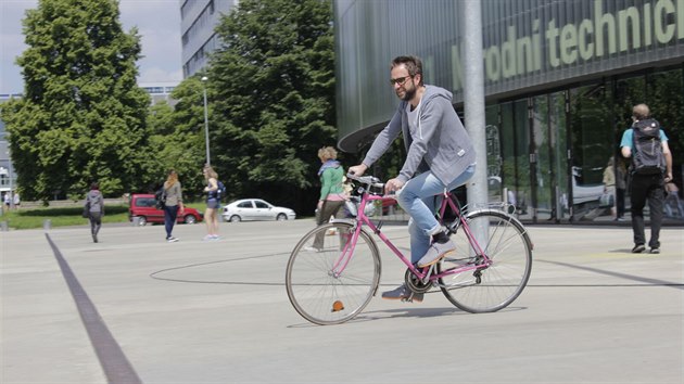 Rov kola si mohou Praan a nvtvnci metropole pjit v rmci bikesharingu na hlavnm ndra, kde vzniklo speciln stanovit. Kola pak lze v Praze zanechat prakticky kdekoliv.