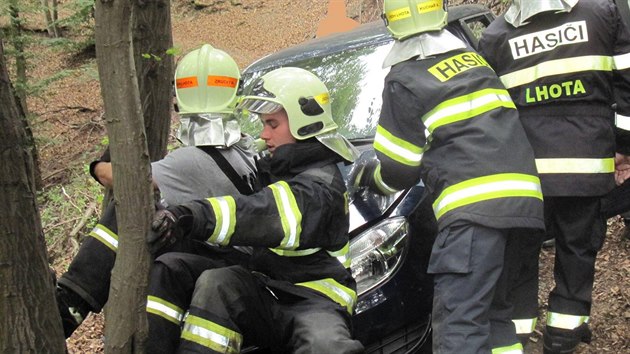 Auto museli z lesa vyprostit hasii pomoc runch navijk (5.9.2015)