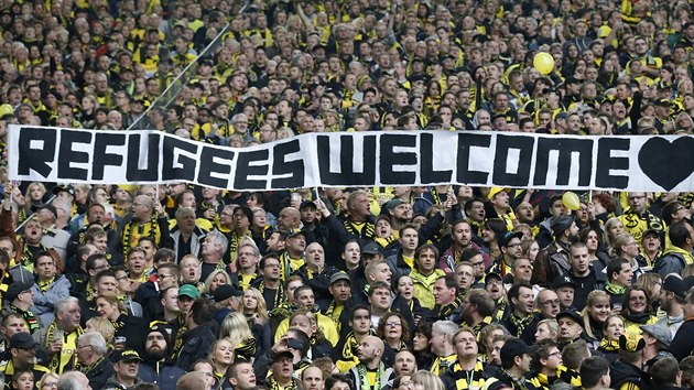 VTEJTE! st fanouk na nmeckch a anglickch stadionech vyjdila transparenty podporu uprchlkm.