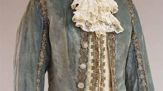 Detail kostmu Cherubna, kter Jarmila Novotn nosila v Mozartov opee Figarova svatba.