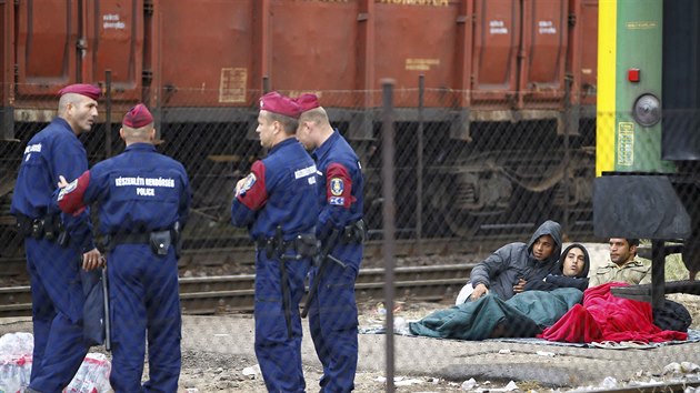 Uprchlci penocovali v maarskm Bicske, kde ve tvrtek policie zastavila vlak smujc do Nmecka (4. z 2015)