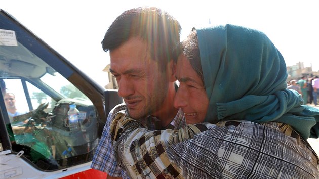 Abdallh Kurd spolu s pbuznmi truchl na pohbu sv rodiny v syrskm Kobani (4. z 2015).
