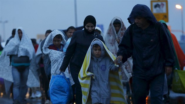 Vyerpan uprchlci se bl k mstu Hegyeshalom u maarsko-rakousk hranice (5. z 2015).