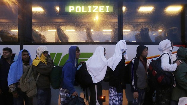 Uprchlci v rakouskm mst Nickelsdorf se ad u policejnho autobusu (5. z 2015).