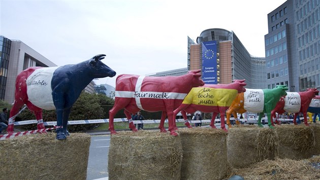 V Bruselu demonstrovali zemdlci z cel Evropy. daj krizov pln, kter by omezil mnostv mlka na evropskm truhu (7. z 2015).