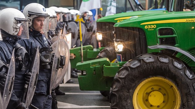 V Bruselu demonstrovali zemdlci z cel Evropy. Protesty byly bouliv. Zemdlci se snaili prorazit ztarasy pomoc traktor a policejn kordony zasypvali slmou (7. z 2015).