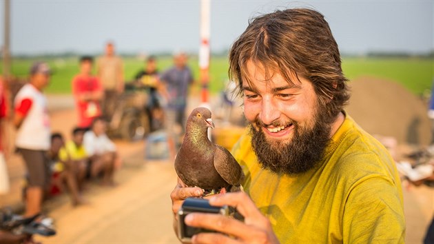 Marek fot selfie s holubem. Dokonce m selfie skoro s kadm zvetem, kter jsme potkali. Jen varan mu nevyel. A tohle me bt klidn budouc indonsk pebornk!