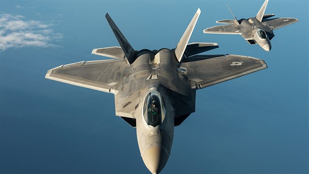 Americk letouny F-22 Raptor bhem cvinho letu nad Baltem