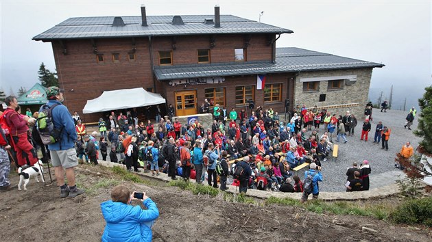 Pohled na obnovenou Bezruovu chatu na beskydsk Lys hoe (5. z 2015)