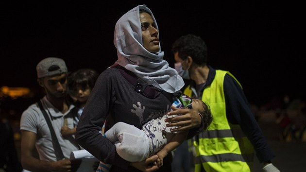 Rodiny syrskch uprchlk nastupuje na trajekt ostrov Lesbos na trajekt do Atn. (7. z 2015)